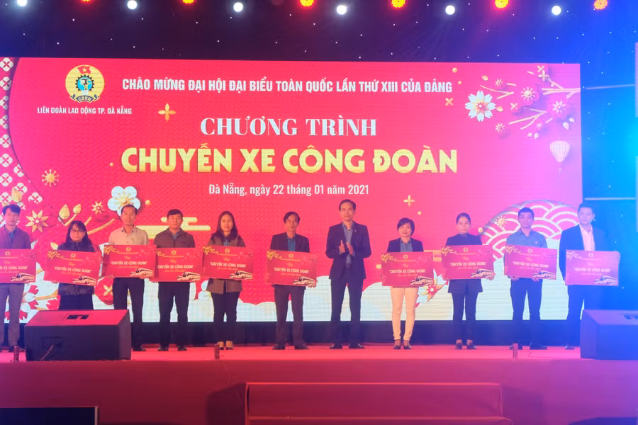 Ông Nguyễn Duy Minh – Chủ tịch LĐLĐ thành phố trao bảng tượng trưng “Chuyến xe Công đoàn” đưa đoàn viên, người lao động về quê ăn Tết.