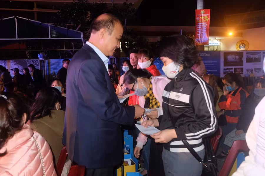 Ông Lê Quang Nam – Phó Chủ tịch UBND TP Đà Nẵng trao quà cho công nhân có hoàn cảnh khó khăn.