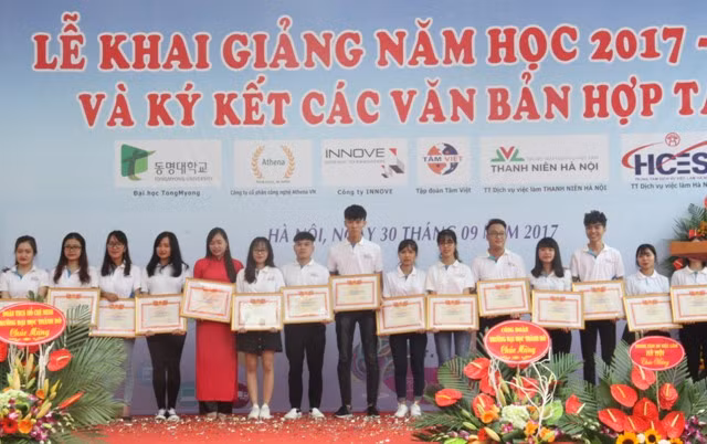 Những tân sinh viên xuất sắc của Trường ĐH Thành Đô được trao học bổng trong lễ khai giảng