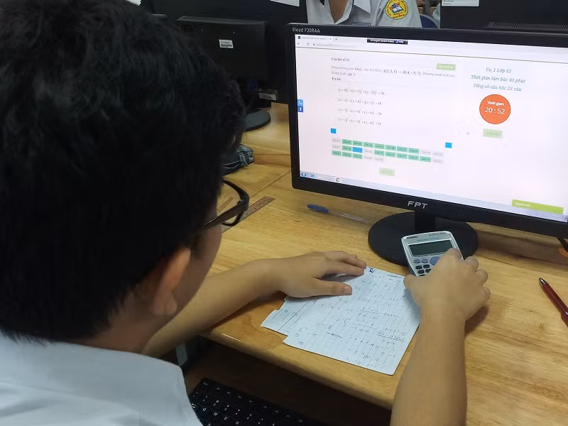 Các em học sinh tỏ ra thích thú với lần đầu làm bài kiểm tra trực tuyến