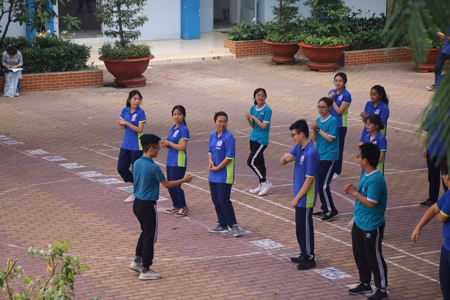 Một học sinh-thầy giáo trong tiết Thể dục
