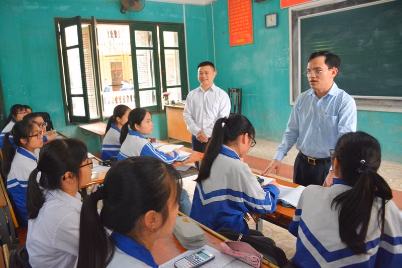 Cục trưởng Mai Văn Trinh lưu ý phát huy vai trò của giáo viên chủ nhiệm trong việc hỗ trợ cho học sinh đăng ký dự thi và ôn tập.