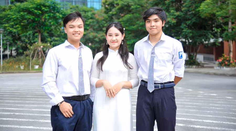 Chu Hoa Bảo Trâm chụp ảnh cùng Nguyễn Hải Đăng và Nguyễn Đình Minh - các đảng viên trẻ là học sinh của Trường THPT chuyên Hà Nội - Amsterdam. Ảnh: Vân Anh
