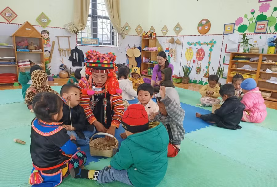 Giáo viên cùng phụ huynh cùng chơi để trẻ mạnh dạn, tự tin. Giáo viên cùng phụ huynh cùng chơi để trẻ mạnh dạn, tự tin.