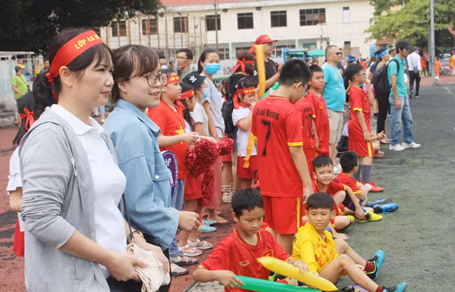 Đông đảo phụ huynh và các thầy cô, học sinh tham gia cổ vũ nhiệt tình cho giải đấu.
