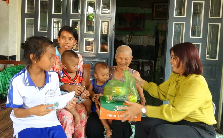 Tặng quà Tết cho em Neáng Sây Mây (học sinh lớp 3, Trường Tiểu học A Châu Lăng) và bé song sinh (em của Sây Mây). Tặng quà Tết cho em Neáng Sây Mây (học sinh lớp 3, Trường Tiểu học A Châu Lăng) và bé song sinh (em của Sây Mây).