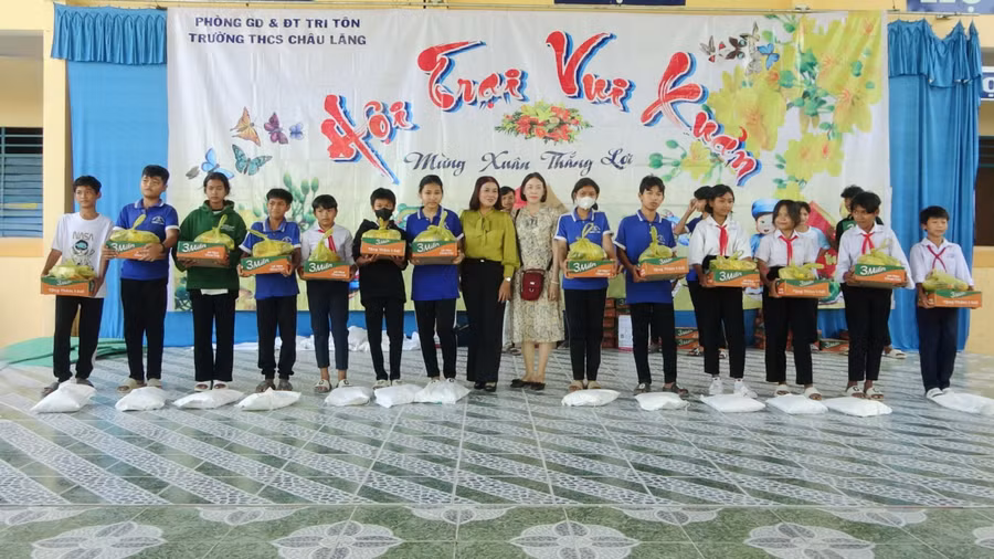 Hội Phụ nữ xã Châu Lăng (huyện Tri Tôn, An Giang) cùng mạnh thường quà Tết cho trẻ khó khăn và trẻ mồ côi.