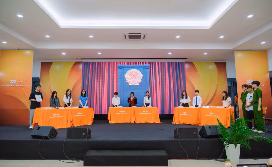 “Phiên toà giả định" một trong những hoạt động phát triển kỹ năng học sinh. “Phiên toà giả định" một trong những hoạt động phát triển kỹ năng học sinh.