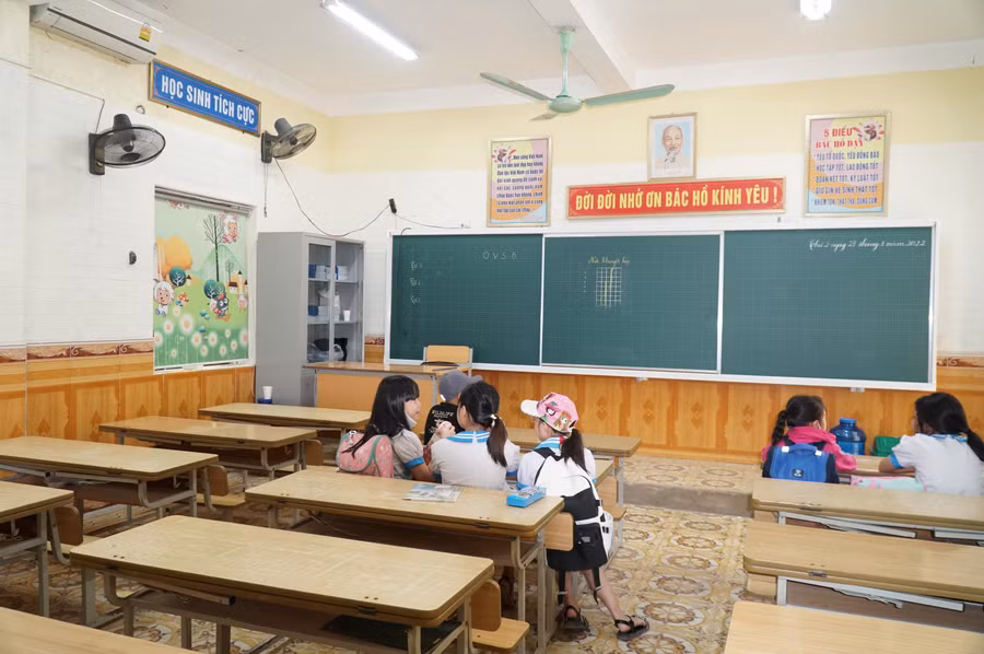 Các lớp học trong dãy nhà cũ có đồ dùng thiết bị tương đồng phòng học mới, bảo đảm các điều kiện dạy học.