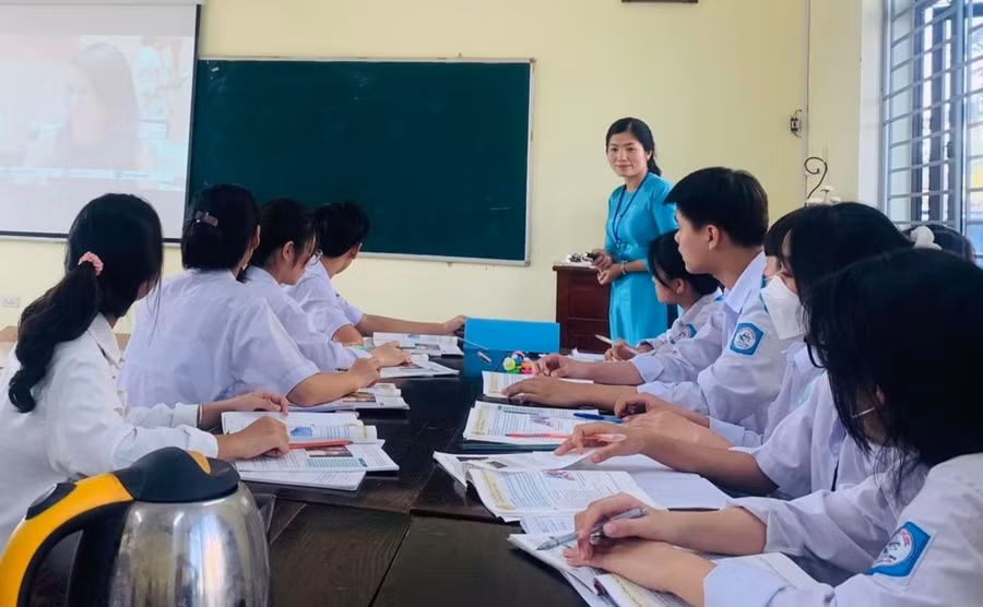Cô trò Trường THPT Tân Sơn. Cô trò Trường THPT Tân Sơn.