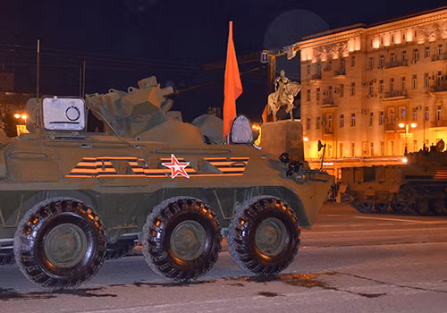 Lễ tổng duyệt bắt đầu bằng các đơn vị xe tăng T-34, phương tiện chiến đấu lục quân được đánh giá tốt nhất trong Thế chiến 2. Tất nhiên không thể thiếu các đơn vị pháo tự hành. Trong ảnh là pháo tự hành Su-100, ác mộng của xe tăng Đức trên chiến trường. Các đơn vị khí tài hiện đại bấc nhất của Nga đều có mặt trong lễ tổng duyệt. Có thể kể tới đó là xe tăng T-90A. Xe bọc thép chở quân thế hệ mới Boomerang (bên trái). Tổ hợp tên lửa đạn đạo liên lục địa phiên bản cơ động RS-26 Yars. Tổ hợp tên lửa phòng không S-400 Triumph. Tiếp đến là tên lửa Buk. "Sát thủ phương tiện bay thấp và tên lửa" Tor-M2. Tổ hợp pháo-tên lửa Pantsis-S1. Xe bọc thép BTR-82A. Pháo tự hành Msta-S. Tổ hợp tên lửa đạn đạo chiến thuật Iskander-M. Tất nhiên không thể thiếu các phương tiện chiến đấu mới được giới thiệu lần đầu tiên. Trong ảnh là xe chiến đấu bộ binh Kurganets -25 phiên bản vũ trang hạng nặng. Xe tăng T-14 Armata. Nơi tập kết các đơn vị tham gia buổi lễ tổng duyệt. Đoàn xe luyện tập bất chấp trời tối. Rất đông người dân đã có mặt theo dõi hoạt động tập luyện chuẩn bị cho ngày chiến thắng sắp tới. Lễ tổng duyệt bắt đầu bằng các đơn vị xe tăng T-34, phương tiện chiến đấu lục quân được đánh giá tốt nhất trong Thế chiến 2. Tất nhiên không thể thiếu các đơn vị pháo tự hành. Trong ảnh là pháo tự hành Su-100, ác mộng của xe tăng Đức trên chiến trường. Các đơn vị khí tài hiện đại bấc nhất của Nga đều có mặt trong lễ tổng duyệt. Có thể kể tới đó là xe tăng T-90A. Xe bọc thép chở quân thế hệ mới Boomerang (bên trái). Tổ hợp tên lửa đạn đạo liên lục địa phiên bản cơ động RS-26 Yars. Tổ hợp tên lửa phòng không S-400 Triumph. Tiếp đến là tên lửa Buk. "Sát thủ phương tiện bay thấp và tên lửa" Tor-M2. Tổ hợp pháo-tên lửa Pantsis-S1. Xe bọc thép BTR-82A. Pháo tự hành Msta-S. Tổ hợp tên lửa đạn đạo chiến thuật Iskander-M. Tất nhiên không thể thiếu các phương tiện chiến đấu mới được giới thiệu lần đầu tiên. Trong ảnh là xe chiến đấu bộ binh Kurganets -25 phiên bản vũ trang hạng nặng. Xe tăng T-14 Armata. Nơi tập kết các đơn vị tham gia buổi lễ tổng duyệt. Đoàn xe luyện tập bất chấp trời tối. Rất đông người dân đã có mặt theo dõi hoạt động tập luyện chuẩn bị cho ngày chiến thắng sắp tới.
