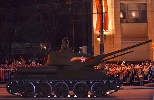 Lễ tổng duyệt bắt đầu bằng các đơn vị xe tăng T-34, phương tiện chiến đấu lục quân được đánh giá tốt nhất trong Thế chiến 2. Tất nhiên không thể thiếu các đơn vị pháo tự hành. Trong ảnh là pháo tự hành Su-100, ác mộng của xe tăng Đức trên chiến trường. Các đơn vị khí tài hiện đại bấc nhất của Nga đều có mặt trong lễ tổng duyệt. Có thể kể tới đó là xe tăng T-90A. Xe bọc thép chở quân thế hệ mới Boomerang (bên trái). Tổ hợp tên lửa đạn đạo liên lục địa phiên bản cơ động RS-26 Yars. Tổ hợp tên lửa phòng không S-400 Triumph. Tiếp đến là tên lửa Buk. "Sát thủ phương tiện bay thấp và tên lửa" Tor-M2. Tổ hợp pháo-tên lửa Pantsis-S1. Xe bọc thép BTR-82A. Pháo tự hành Msta-S. Tổ hợp tên lửa đạn đạo chiến thuật Iskander-M. Tất nhiên không thể thiếu các phương tiện chiến đấu mới được giới thiệu lần đầu tiên. Trong ảnh là xe chiến đấu bộ binh Kurganets -25 phiên bản vũ trang hạng nặng. Xe tăng T-14 Armata. Nơi tập kết các đơn vị tham gia buổi lễ tổng duyệt. Đoàn xe luyện tập bất chấp trời tối. Rất đông người dân đã có mặt theo dõi hoạt động tập luyện chuẩn bị cho ngày chiến thắng sắp tới. Lễ tổng duyệt bắt đầu bằng các đơn vị xe tăng T-34, phương tiện chiến đấu lục quân được đánh giá tốt nhất trong Thế chiến 2. Tất nhiên không thể thiếu các đơn vị pháo tự hành. Trong ảnh là pháo tự hành Su-100, ác mộng của xe tăng Đức trên chiến trường. Các đơn vị khí tài hiện đại bấc nhất của Nga đều có mặt trong lễ tổng duyệt. Có thể kể tới đó là xe tăng T-90A. Xe bọc thép chở quân thế hệ mới Boomerang (bên trái). Tổ hợp tên lửa đạn đạo liên lục địa phiên bản cơ động RS-26 Yars. Tổ hợp tên lửa phòng không S-400 Triumph. Tiếp đến là tên lửa Buk. "Sát thủ phương tiện bay thấp và tên lửa" Tor-M2. Tổ hợp pháo-tên lửa Pantsis-S1. Xe bọc thép BTR-82A. Pháo tự hành Msta-S. Tổ hợp tên lửa đạn đạo chiến thuật Iskander-M. Tất nhiên không thể thiếu các phương tiện chiến đấu mới được giới thiệu lần đầu tiên. Trong ảnh là xe chiến đấu bộ binh Kurganets -25 phiên bản vũ trang hạng nặng. Xe tăng T-14 Armata. Nơi tập kết các đơn vị tham gia buổi lễ tổng duyệt. Đoàn xe luyện tập bất chấp trời tối. Rất đông người dân đã có mặt theo dõi hoạt động tập luyện chuẩn bị cho ngày chiến thắng sắp tới.