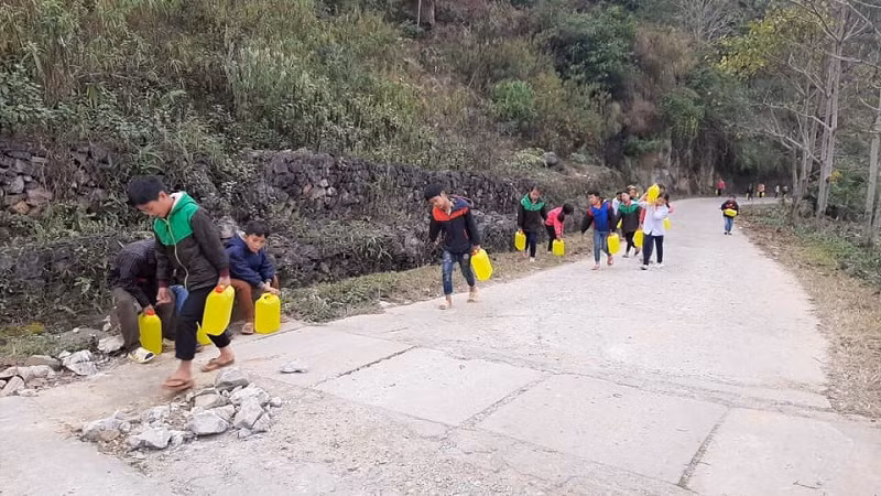 HS Trường PTDTBT TH Tả Gia Khâu trên đường lấy nước sinh hoạt. Ảnh: NTCC