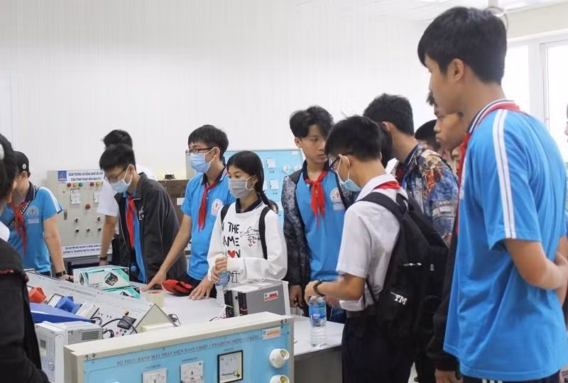 Học sinh Trường THCS Ngô Sỹ Liên, thành phố Vũng Tàu (tỉnh Bà Rịa – Vũng Tàu) tham gia trải nghiệm nghề thực tế tại Trường Cao đẳng Dầu khí. Ảnh: NTCC Học sinh Trường THCS Ngô Sỹ Liên, thành phố Vũng Tàu (tỉnh Bà Rịa – Vũng Tàu) tham gia trải nghiệm nghề thực tế tại Trường Cao đẳng Dầu khí. Ảnh: NTCC