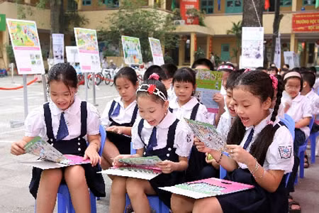Học sinh tìm hiểu về luật an toàn giao thông