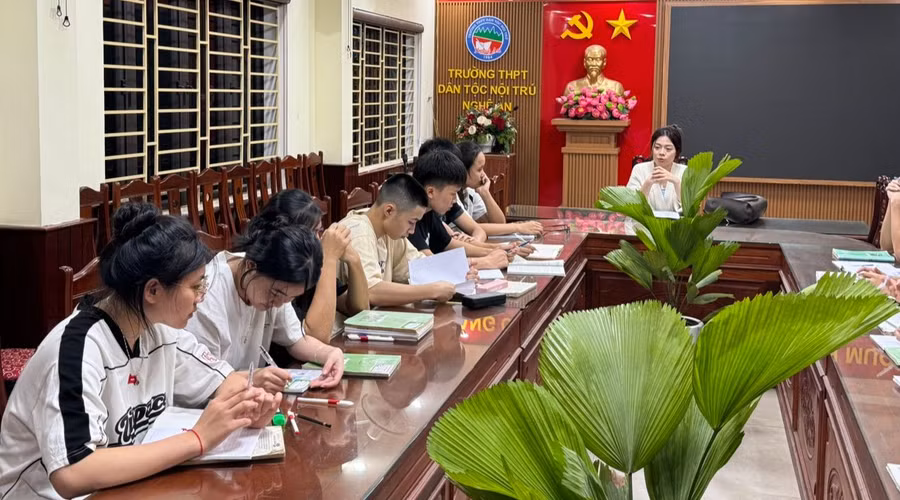 Sinh viên tốt nghiệp loại xuất sắc, ngành Ngữ văn (Trường ĐH Vinh) hỗ trợ học sinh lớp 12 Trường THPT DTNT tỉnh Nghệ An ôn thi tốt nghiệp. Ảnh: NTCC Sinh viên tốt nghiệp loại xuất sắc, ngành Ngữ văn (Trường ĐH Vinh) hỗ trợ học sinh lớp 12 Trường THPT DTNT tỉnh Nghệ An ôn thi tốt nghiệp. Ảnh: NTCC