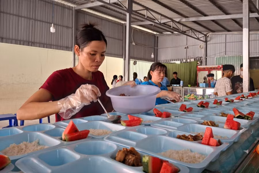 Phụ huynh, giáo viên, học sinh Trường THCS và THPT Trần Ngọc Hoằng tham gia nấu ăn chương trình “Bữa cơm nghĩa tình – tiếp sức mùa thi”. Ảnh TT Phụ huynh, giáo viên, học sinh Trường THCS và THPT Trần Ngọc Hoằng tham gia nấu ăn chương trình “Bữa cơm nghĩa tình – tiếp sức mùa thi”. Ảnh TT