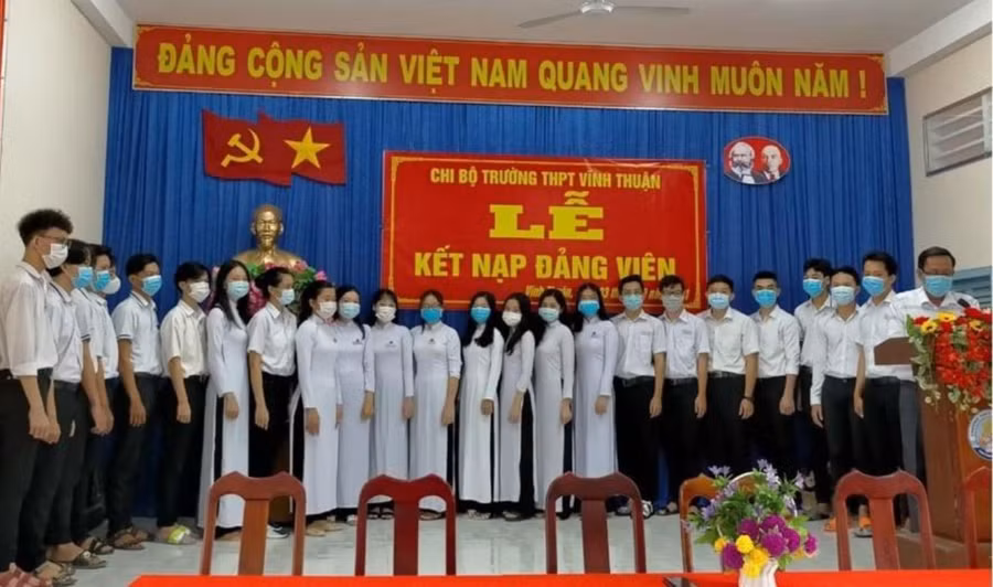 Kết nạp Đảng cho học sinh Trường THPT Vĩnh Thuận (huyện Vĩnh Thuận, Kiên Giang). Ảnh: Anh Sáng Kết nạp Đảng cho học sinh Trường THPT Vĩnh Thuận (huyện Vĩnh Thuận, Kiên Giang). Ảnh: Anh Sáng