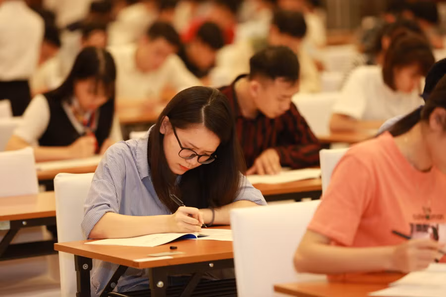 Thí sinh tập trung làm bài thi Thí sinh tập trung làm bài thi