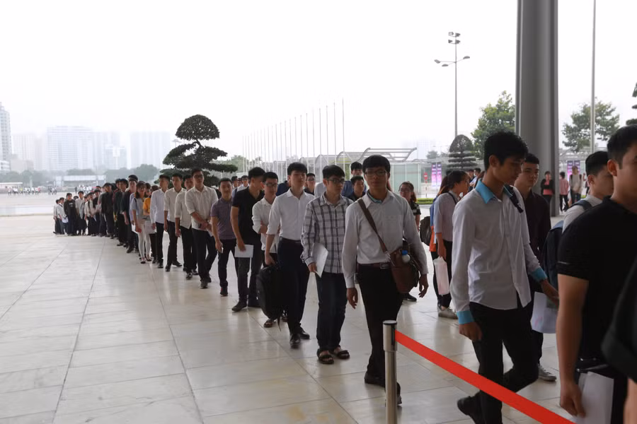 Thí sinh xếp hàng dài trước Trung tâm Hội nghị Quốc gia chờ vào thi Thí sinh xếp hàng dài trước Trung tâm Hội nghị Quốc gia chờ vào thi