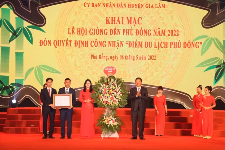 Phó Chủ tịch UBND TP Hà Nội Nguyễn Mạnh Quyền trao quyết định công nhận “Điểm du lịch Phù Đổng” cho lãnh đạo UBND huyện Gia Lâm và xã Phù Đổng (Ảnh: Ngọc Giang)
