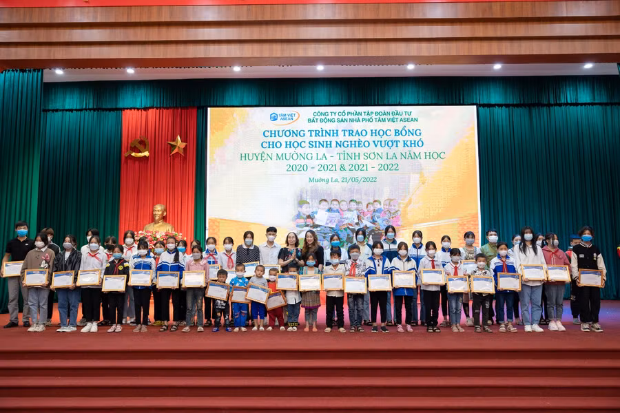 Các em học sinh nghèo vượt khó trên địa bàn tỉnh Sơn La nhận những suất học bổng thuộc Quỹ học bổng “Tâm Việt Asean - chắp cánh ước mơ”.