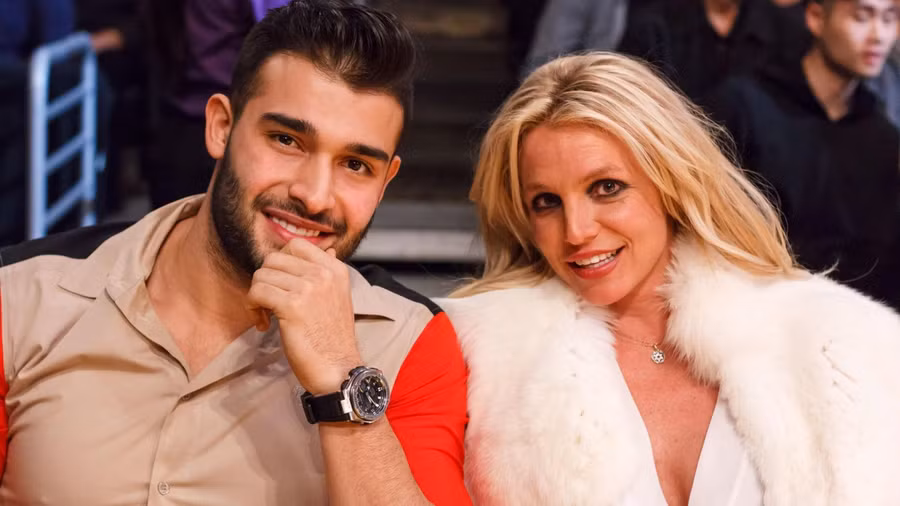 Britney Spears và tình trẻ kém 13 tuổi Sam Asghari.