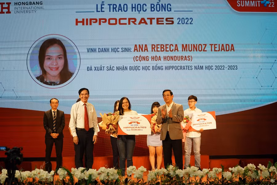 Ana Rebeca trong buổi Lễ trao học bổng cùng TTND.PGS.TS Lương Ngọc Khuê, Phó Chủ tịch Hội đồng Y khoa Quốc gia, Cục trưởng Cục Quản lý Khám chữa bệnh (Bộ Y tế)