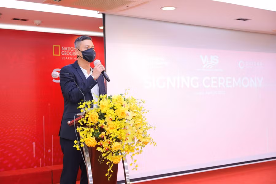 Đại diện National Geographic Learning tại lễ ký kết ra mắt Young Leaders cùng VUS