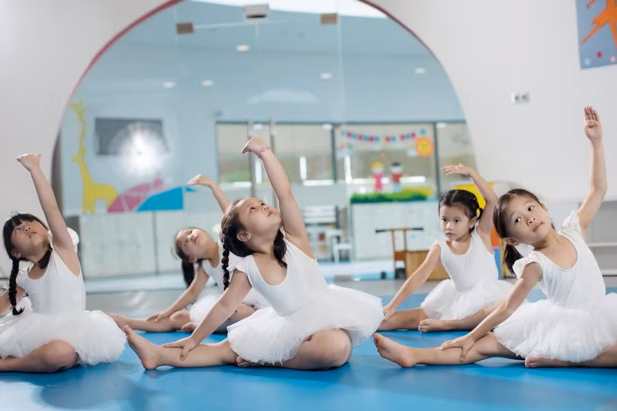 Trẻ tăng cường vận động và phát triển thể chất qua các môn thể thao đa dạng tại Trại hè.