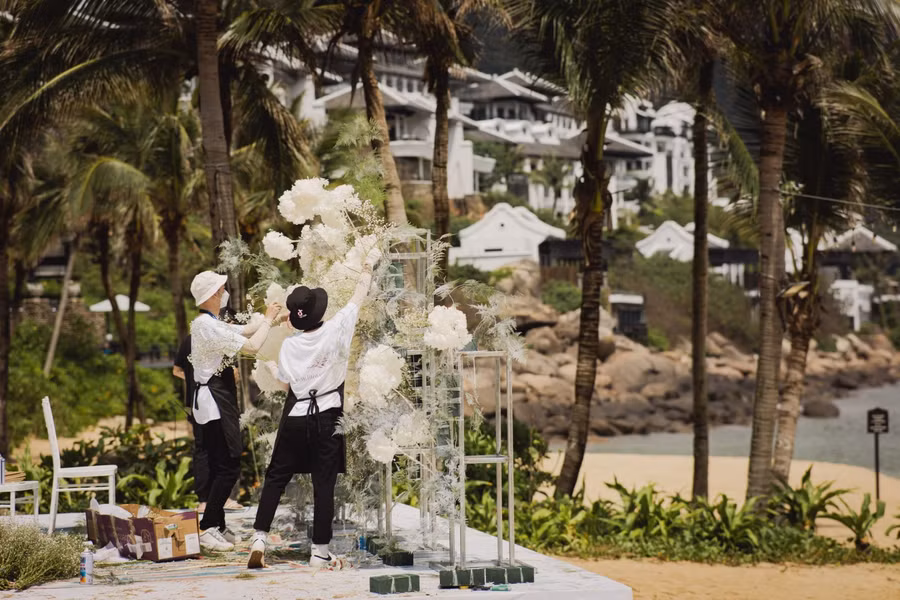 Tất cả các loài hoa được sử dụng trong đám cưới của cặp đôi Ngô Thanh Vân và Huy Trần đều là hoa tươi và được nhập khẩu.
