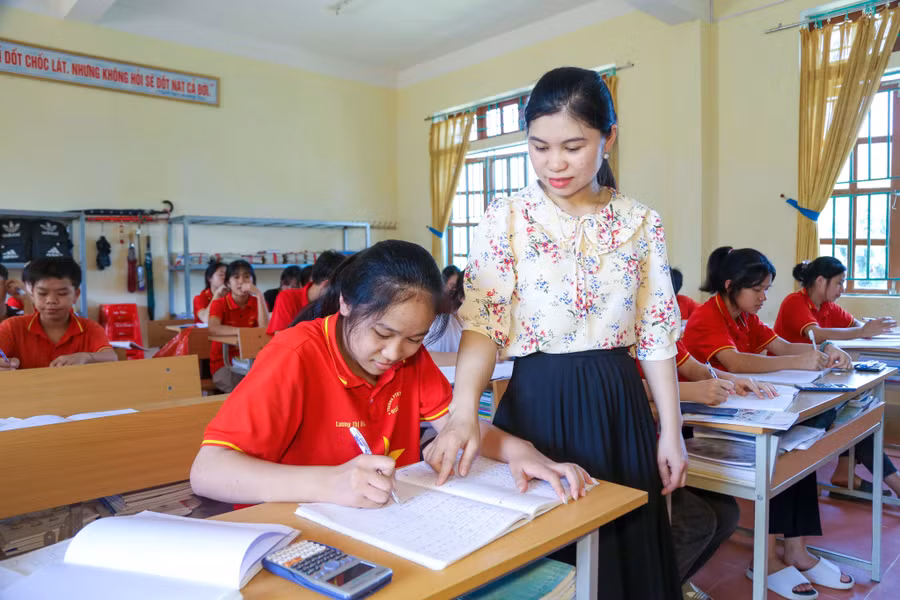 Giáo viên Trường Phổ thông DTNT THCS Quế Phong ôn thi cho học sinh đến ngày cuối cùng trước kỳ thi diễn ra. Giáo viên Trường Phổ thông DTNT THCS Quế Phong ôn thi cho học sinh đến ngày cuối cùng trước kỳ thi diễn ra.