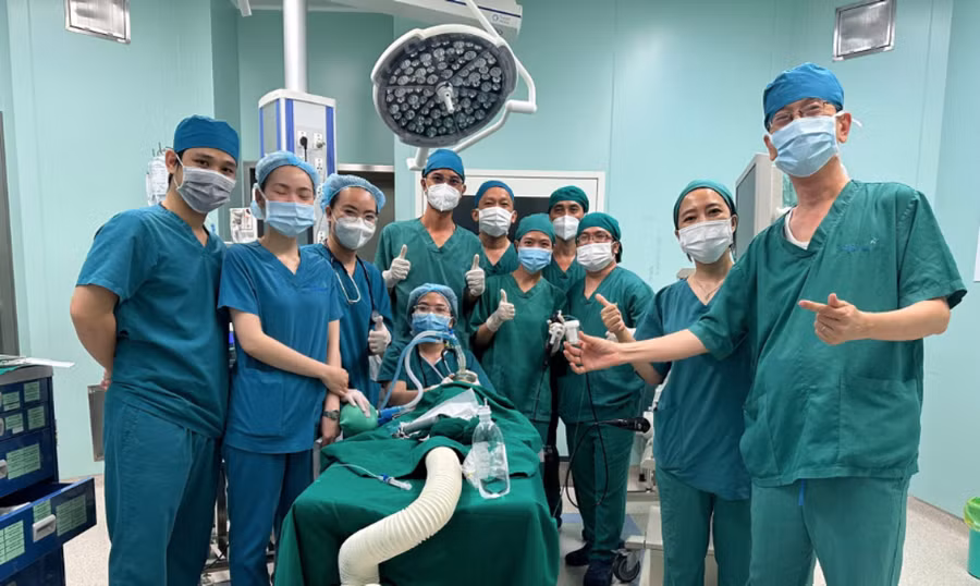 Đội ngũ y, bác sĩ trong ekip nội soi của Bệnh viện Nhi đồng 2 (TPHCM) hỗ trợ lấy dị vật đường thở cho bé trai 8 tháng tuổi.