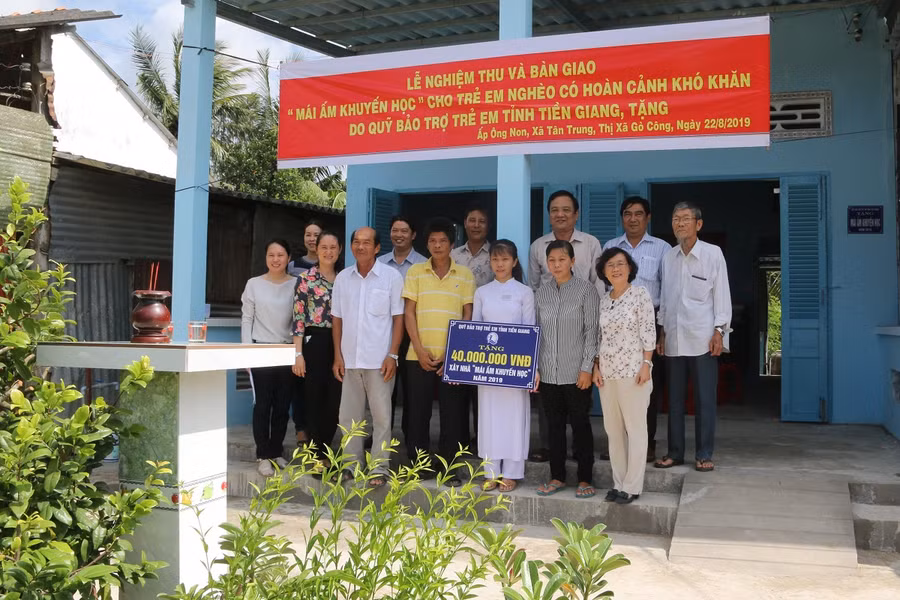 Trao tặng Mái ấm khuyến học tại Thị xã Gò Công.