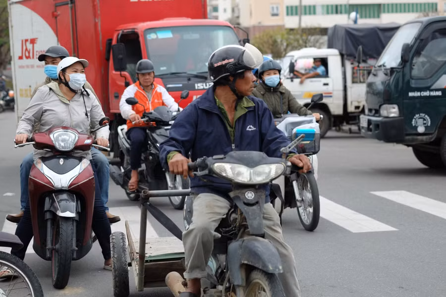 Những người chở hoa thuê tại chợ hoa Tết Đà Nẵng.