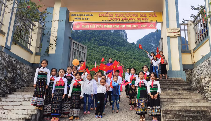 Cô và trò tại điểm trường Sa Ná – Trường Tiểu học Na Mèo (Quan Sơn, Thanh Hóa) chào đón năm học mới.