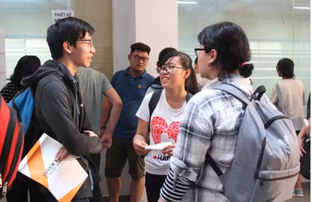 Thí sinh sôi nổi bàn luận sau giờ thi