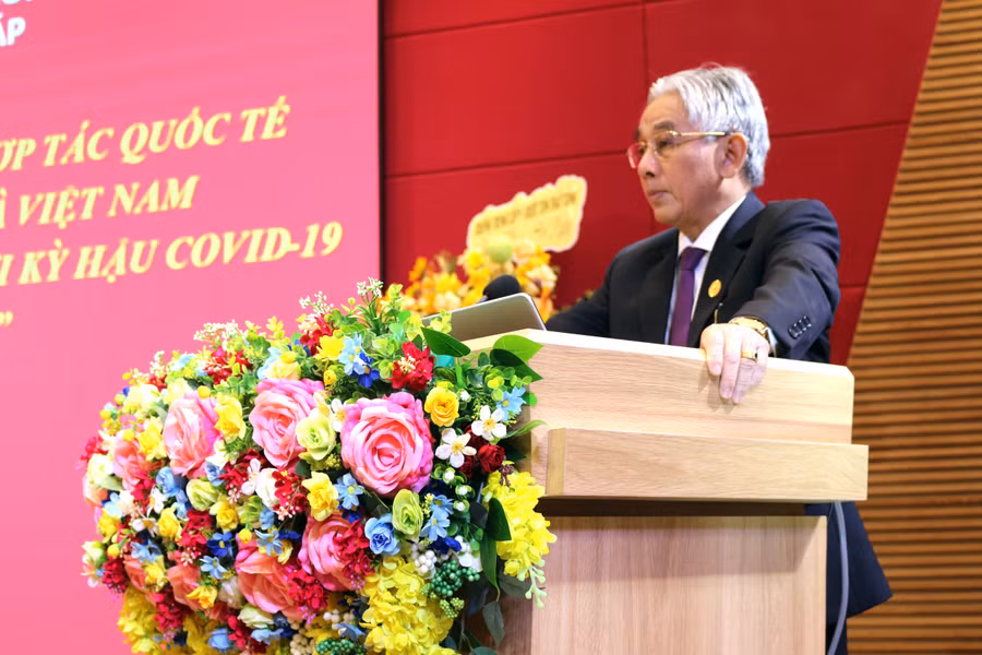 PGS.TS Lương Minh Cừ - Bí thư Đảng ủy, Hiệu trưởng Trường ĐH Cửu Long phát biểu khai mạc hội thảo. PGS.TS Lương Minh Cừ - Bí thư Đảng ủy, Hiệu trưởng Trường ĐH Cửu Long phát biểu khai mạc hội thảo.
