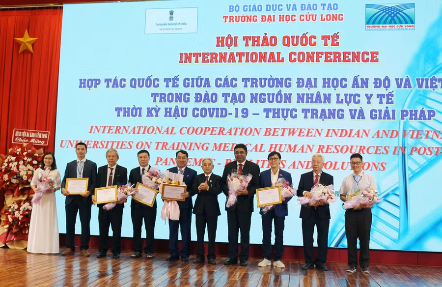 Ban tổ chức trao chứng nhận và hoa cho các báo cáo viên tham gia hội thảo.