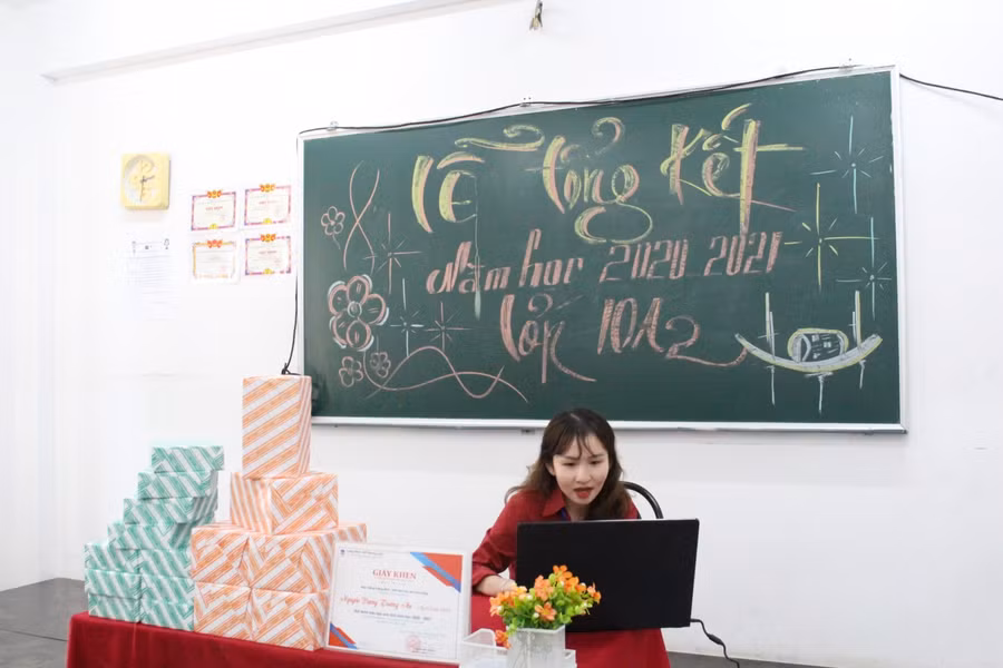 Thầy trò tổng kết năm học online
