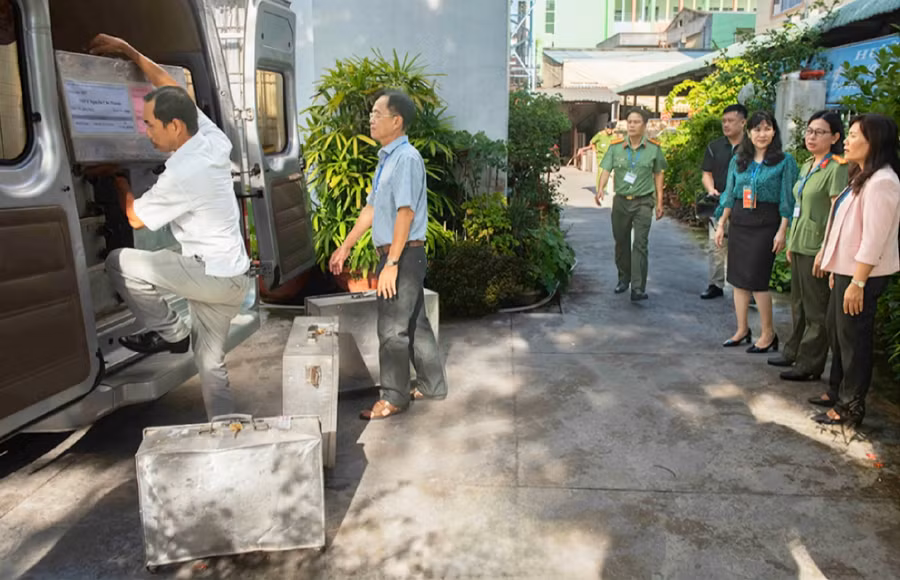 Công tác bàn giao, vận chuyển đề thi được giám sát rất chặt chẽ. Công tác bàn giao, vận chuyển đề thi được giám sát rất chặt chẽ.