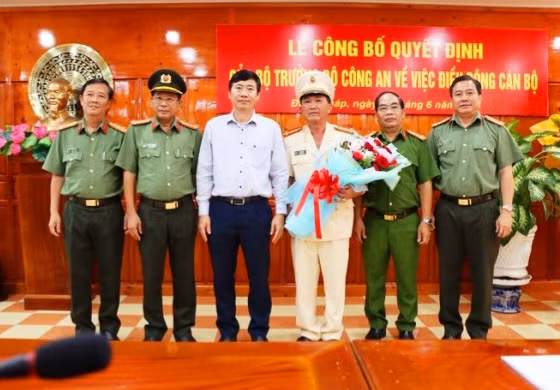 Chủ tịch tỉnh Đồng Tháp tặng hoa chúc mừng đại tá Bùi Bé Năm tân Phó GĐ Công an tỉnh.
