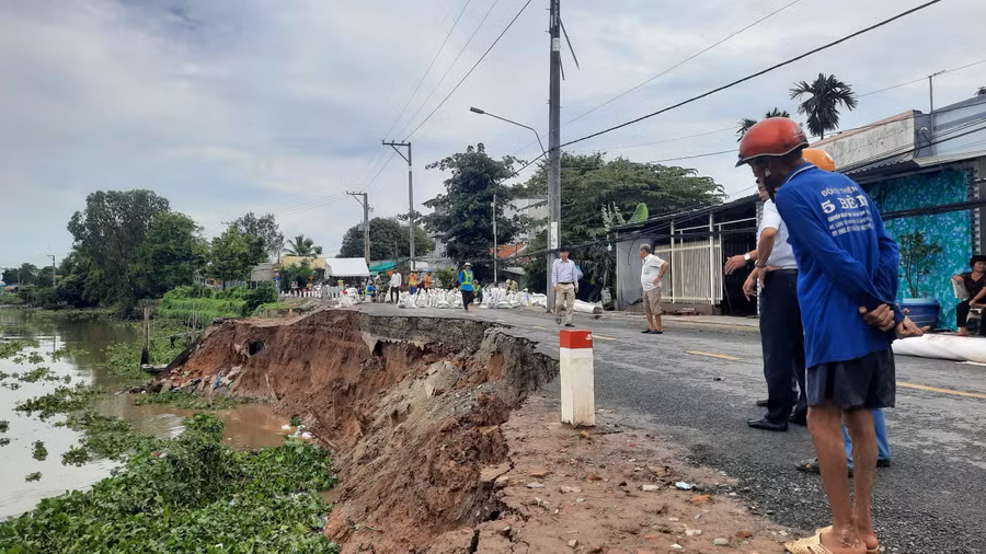 Người dân lo ngại khi sạt lở nghiêm trọng xảy ra.