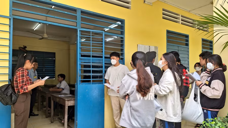 Thí sinh đến Điểm thi Trường THPT Nguyễn Khuyến (Thoại Sơn) làm thủ tục dự thi tại phòng thi.
