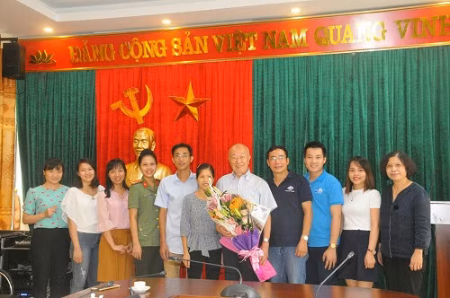 Ông Sadanori Watanabe (người đồng sáng lập Quỹ học bổng Watanabe - Kanda) và bà Vũ Thị Kim Nhung thăm các cán bộ, giảng viên và cựu sinh viên ĐH Thái Nguyên