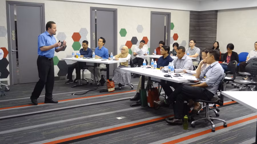 Giáo viên Singapore phải tham gia nhiều khóa đào tạo trở thành cán bộ quản lý.
