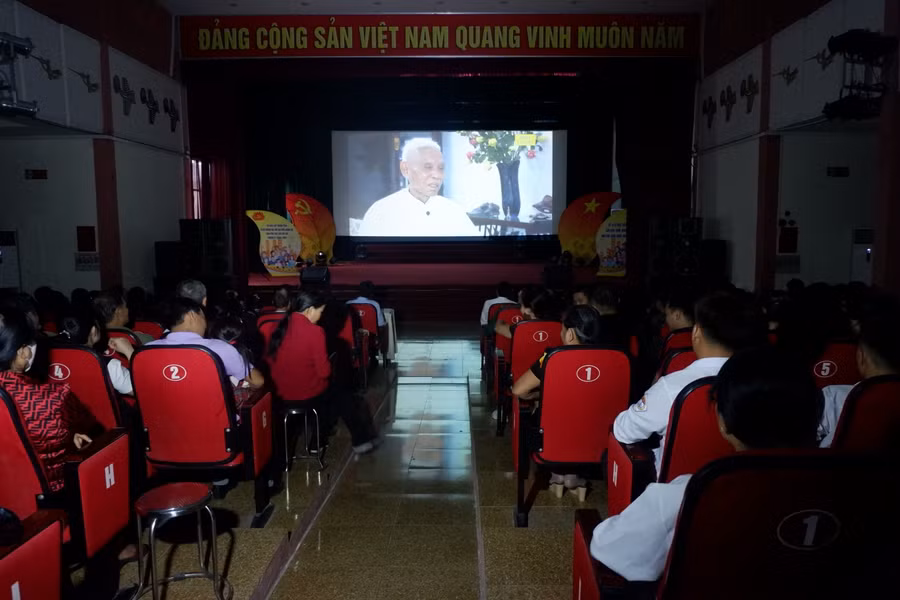 Khán giả đang xem phim tài liệu “Xây dựng Đảng theo Di chúc Bác Hồ”.