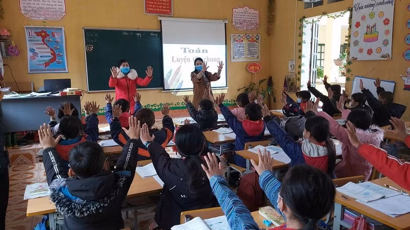 Học tập trực tiếp tại trường sẽ giúp học sinh phát triển toàn diện. Ảnh: IT