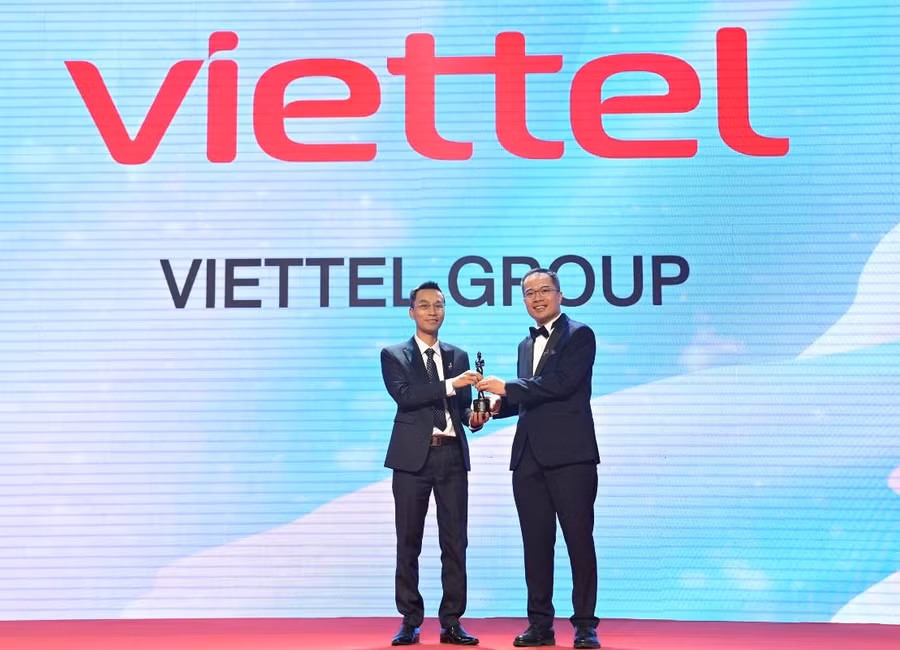 Đây là năm thứ hai liên tiếp Viettel được vinh danh là nơi làm việc tốt nhất Châu Á. Ảnh: Ông Đoàn Đại Phong - Phó Tổng giám đốc TCT Dịch vụ số Viettel đại diện Tập đoàn nhận cúp của chương trình. 