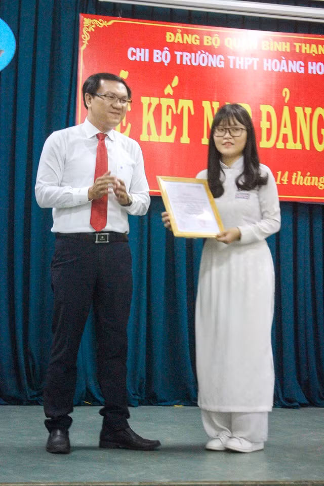 Đồng chí Trần Dư Ngọc Mai Trâm nhận quyết định Kết nạp đảng viên Đồng chí Trần Dư Ngọc Mai Trâm nhận quyết định Kết nạp đảng viên
